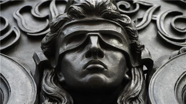 Urteil: Kein Recht auf tödliches Betäubungsmittel für Suizid Eine Figur der blinden Justitia.