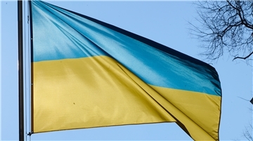 Eine Flagge der Ukraine weht im Wind: Vor den Stadthäusern ist sie derzeit nicht zu sehen. 