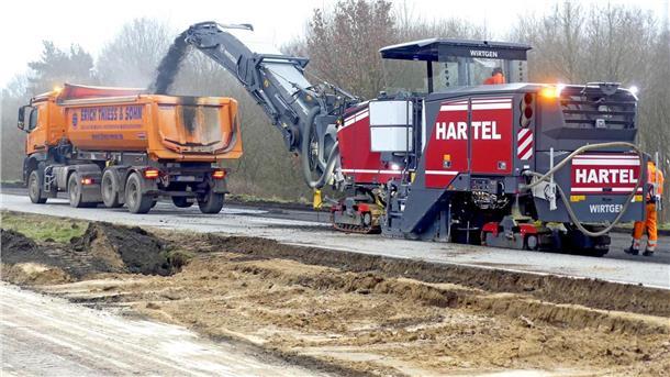 Bilderstrecke von der A27-Baustelle: Das sind die großen Baufahrzeuge Eine Fräse entfernt Asphalt und Beton von der Fahrbahn. Das Baterial wird in einen vorausfahrenden Lkw geschleudert.