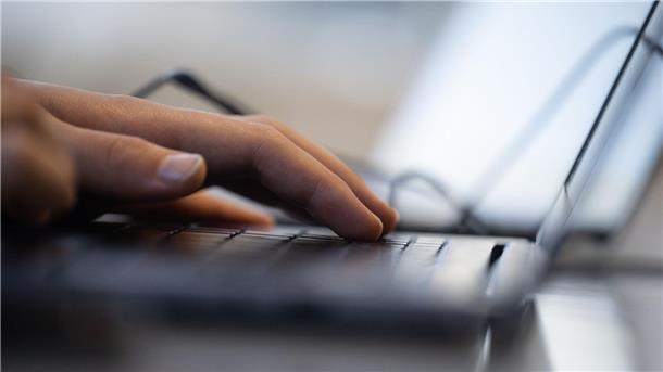 Etwa 3,4 Millionen Menschen in Deutschland leben offline Eine Frau arbeitet an einem Laptop. Für die überwältigende Mehrheit der Menschen in Deutschland ist das Internet eine Selbstverständlichkeit geworden.