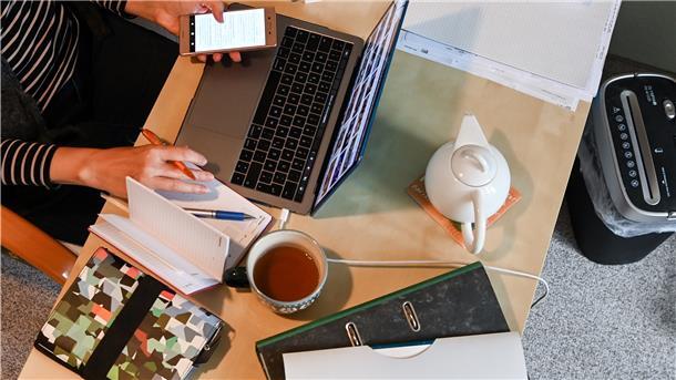 Eine Frau arbeitet in Homeoffice. Finanzpolitiker der großen Koalition haben sich auf eine Entlastung für Arbeitnehmer geeinigt, die in der Corona-Pandemie viel von zu Hause aus arbeiten müssen.