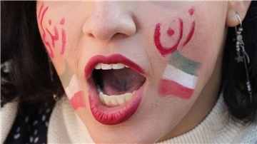 Eine Frau demonstriert in Berlin aus Solidarität mit den Protestierenden im Iran (Symbolbild).