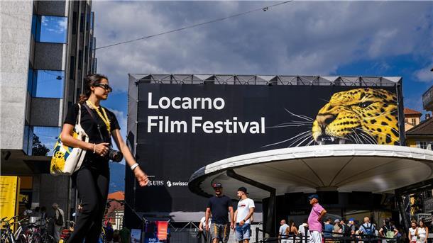 Filmfestival Locarno: Eröffnung unterm Sternenzelt Eine Frau geht am Logo des Filmfestivals Locarno vorbei.