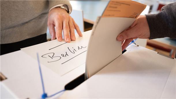 Eine Frau gibt am 26.09.2021 ihre Stimmen für die Wahl des Berliner Abgeordnetenhauses und den Volksentscheid ab. Das Landesparlament muss neu gewählt werden, weil die letzte Abstimmung ungültig war.