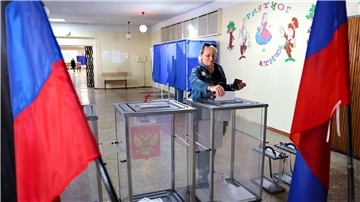 Eine Frau gibt in einem Wahllokal in Donezk ihre Stimme ab.