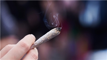 Eine Frau hält einen Joint in der Hand: Cannabis wird von der Liste der verbotenen Substanzen gestrichen.