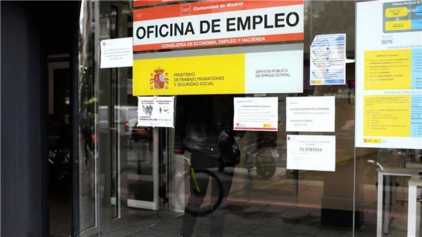 Arbeitslosenquote in der Eurozone sinkt auf Rekordtief Eine Frau in einem Arbeitsvermittlungszentrum in Madrid auf Jobsuche.