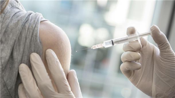 Mögliche Ursache für mysteriöse Leberentzündungen gefunden Eine Frau lässt sich gegen Hepatitis-B impfen.