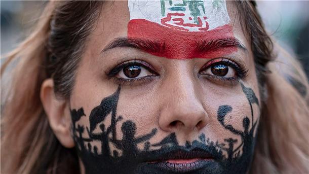 Eine Frau mit bemaltem Gesicht demonstriert in Barcelona gegen das iranische Regime. Rund 300 Menschen hatten sich in Barcelona versammelt, um für die Rechte der Frauen im Iran zu demonstrieren.