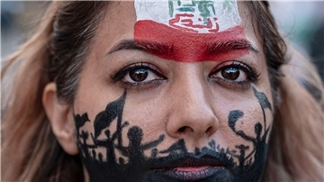 Eine Frau mit bemaltem Gesicht demonstriert in Barcelona gegen das iranische Regime. Rund 300 Menschen hatten sich in Barcelona versammelt, um für die Rechte der Frauen im Iran zu demonstrieren.