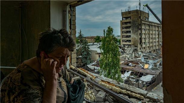 Eine Frau ruft im Zentrum von Kramatorsk per Telefon um Hilfe. Ihr Wohnhaus wurde durch die Schockwelle des russischen Raketenangriffs zerstört.