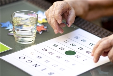 Eine Frau spielt Bingo. Im Mehrgenerationenhaus in Zeven findet im Juni wieder ein Bingo-Nachmittag statt.