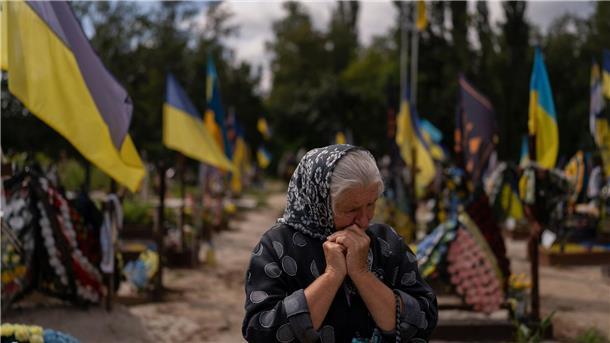 Krieg gegen die Ukraine: So ist die Lage Eine Frau trauert in Kiew am Grab ihres jüngsten Sohnes, der im Krieg gegen Russland getötet wurde.