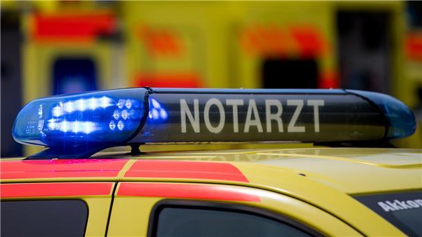 Unfall in der Wesermarsch: Autos kollidieren auf der Bundesstraße 211 Eine Frau und ein Mann wurden bei dem Unfall verletzt und mussten ins Krankenhaus gebracht werden.