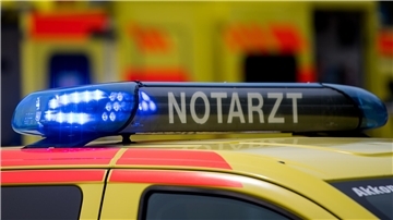 Unfall in der Wesermarsch: Autos kollidieren auf der Bundesstraße 211 Eine Frau und ein Mann wurden bei dem Unfall verletzt und mussten ins Krankenhaus gebracht werden.