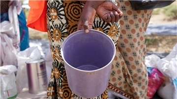 Eine Frau wartet im März 2023 im Bezirk Mangwe im Südwesten Simbabwes auf Nahrungsmittelhilfe.