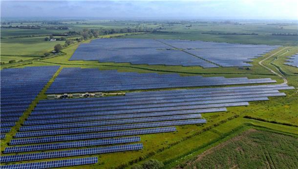 Ein Solarpark von oben.