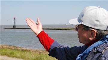 Eine Rangerin erklärt das Wattenmeer vor Butjadingen.