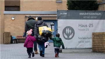 Eine geflüchtete Familie betritt eine Erstaufnahmestelle in Berlin-Reinickendorf.