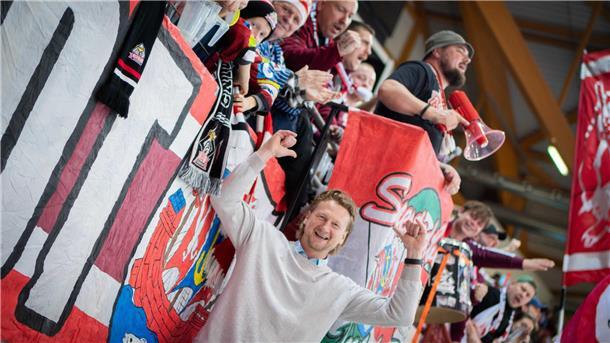 Fischtown feiert: die Pinguins gewinnen das erste Playoff-Finale gegen Berlin Eine gelungene Überraschung lieferte Ex-Pinguins-Kapitän Mike Moore mit seinem Besuch bei den Fans. Er kam für die Finalspiele extra mit seiner Familie aus den USA angereist.