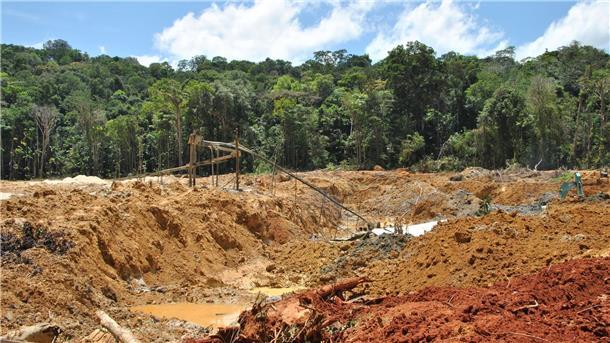 Rohstoffimporte treiben Waldzerstörung voran Eine Goldmine bei Antonino im Südosten Surinames.
