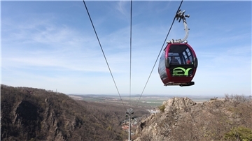 Eine Gondel der Kabinenseilbahn in Thale schwebt über dem Bodetal.