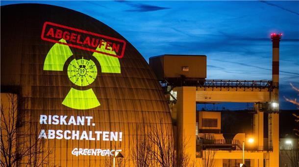 FDP-Fraktionsvize: Mit Rückbau von Akw noch warten Eine Greenpeace-Aktion am Kernkraftwerk Neckarwestheim. Greenpeace macht mit ihrer Aktion darauf aufmerksam. Die FDP will mit dem Rückbau noch warten.