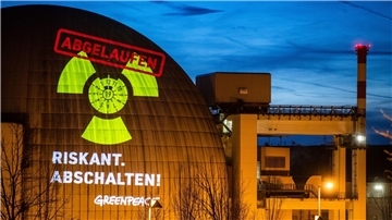 Eine Greenpeace-Aktion am Kernkraftwerk Neckarwestheim. Greenpeace macht mit ihrer Aktion darauf aufmerksam. Die FDP will mit dem Rückbau noch warten.
