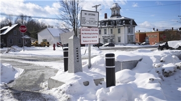 Eine Grenzmarkierung führt von Stanstead, Quebec, nach Derby Line, Vermont.