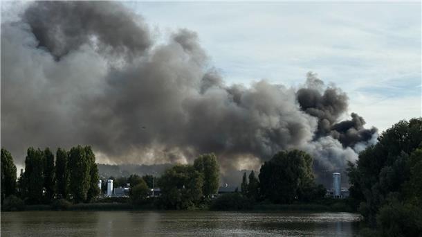 Knapp 300 Einsatzkräfte bekämpfen Feuer im Hamburger Hafen Eine große Rauchwolke breitet sich über einem Gewerbegebiet hinter dem Müggenburger Kanal aus.