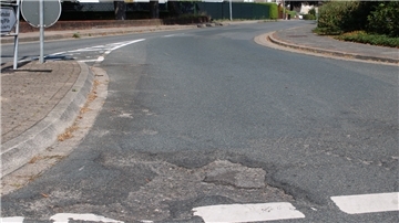 Eine große Vertiefung an der Einmündung Altluneberger Straße/Wesermünder Straße sorgt bei den Bürgern seit vielen Monaten für Unmut.