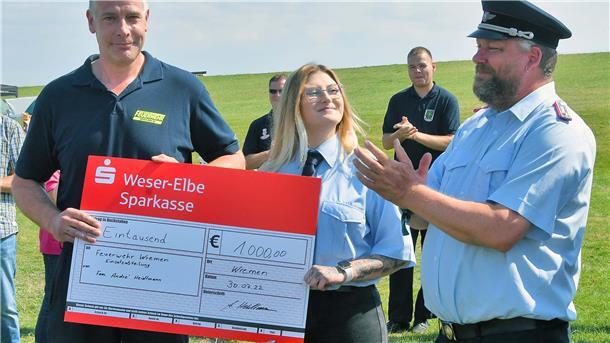 Eine großzügige Spende über 1.000 Euro übergab jetzt André Heidtmann (links) der Wremer Feuerwehr. Heidtmann gehört die Firma André Heidtmann Sanitär- und Heizungsservice. Und er ist selbst Feuerwehrmann. Seine Frau Nicole und seine Tochter Chalin sind ebenfalls Mitglieder der Freiwilligen Feuerwehr Wremen. Ortsbrandmeister Markus Heimbüchel (rechts) dankte dem Kameraden für die großzügige Spende. (ul)