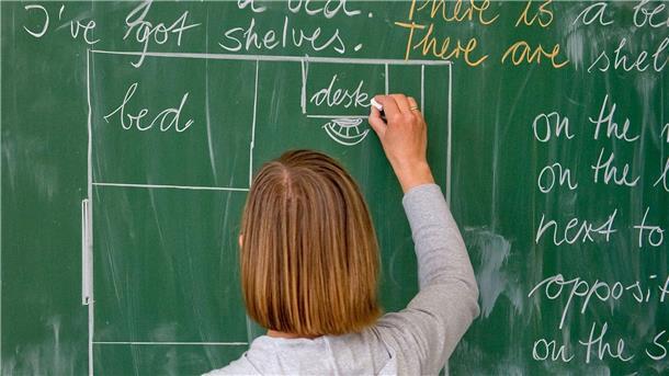 Eine Grundschullehrerin bei der Arbeit.