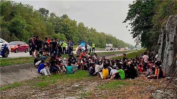 Rohingya brechen aus Flüchtlingslager aus Eine Gruppe der muslimischen Minderheit Rohingya 2022 nach ihrer Flucht aus einem malaysischen Lager.
