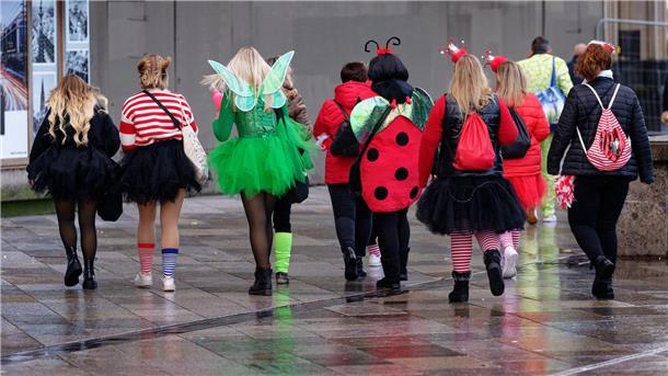 Prunk oder Abstand: Karneval in Deutschland auf dem Endspurt Eine Gruppe verkleideter Menschen ist in Köln unterwegs. Die Karnevalssaison in Deutschland ist wieder voll im Gange.