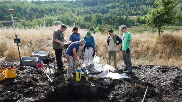 Vermutlich weiteres Urpferd in der Grube Messel entdeckt Eine Gruppe von Forschern begutachtet einen ausgehobenen Ölschiefer-Block in der Grube Messel bei Darmstadt.