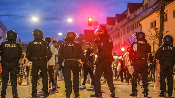 Eine Gruppe von Menschen wird nach Ausschreitungen bei einer Eritrea-Veranstaltung von Polizeikräften eingekesselt.