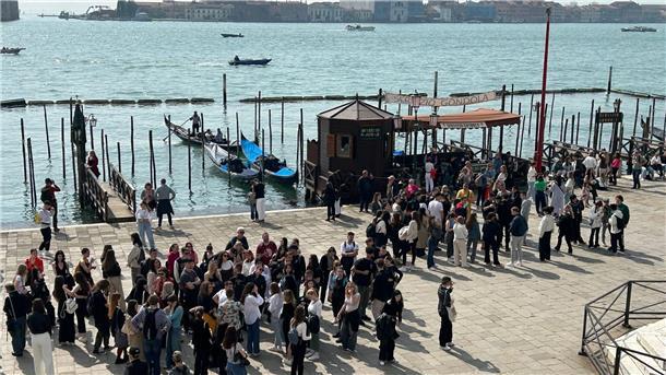Fünf Euro für Venedig - Chaos zu Beginn Eine Gruppe von Touristen vor dem Dogenpalast im Zentrum von Venedig.