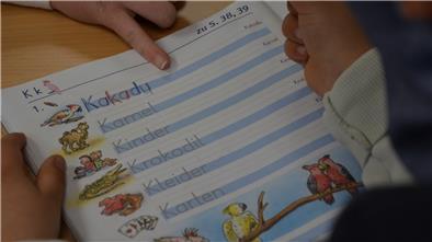 Eine Gymnasiastin übt mit einem Erstklässler an der Aue-Mehde-Grundschule in Zeven für die Schule. Insgesamt beteiligen sich 17 Elftklässlerinnen an dem Projekt.
