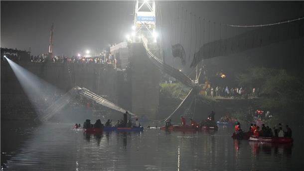 Mehr als 140 Tote bei Einsturz von Hängebrücke in Indien Eine Hängebrücke stürzte im indischen Morbi in den Fluss und riss Hunderte Menschen in die Tiefe.