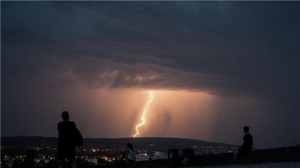 Verletzte nach heftigen Unwettern im Süden und Westen Eine heraufziehende Gewitterfront über Konstanz.