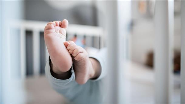 Baby erblickt auf der Autobahn das Licht der Welt Eine hochschwangere Frau schaffte nicht mehr den Weg in den Kreißsaal, ihr Baby kam daher auf der Autobahn zur Welt. (Symbolbild)