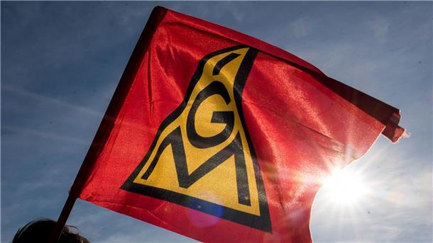 Vestas: Mehrheit folgt Streikaufruf der IG Metall nicht Eine IG-Metall-Fahne weht im Wind.