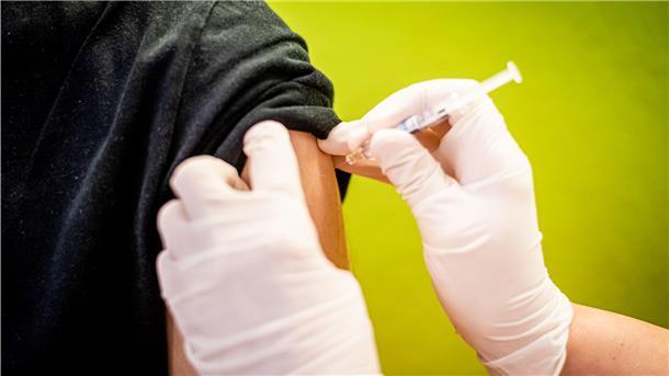Eine Impf-Dosis gegen die im Herbst oft verbreitete Influenza zu bekommen, könnte in diesem Jahr schwieriger werden.