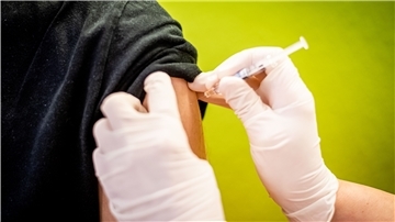Eine Impf-Dosis gegen die im Herbst oft verbreitete Influenza zu bekommen, könnte in diesem Jahr schwieriger werden.