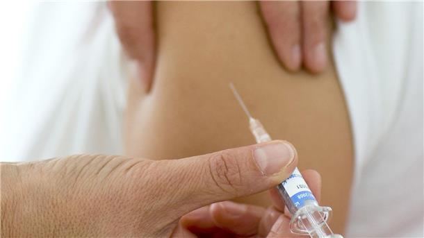Eine Impfung gegen krebsauslösende Humane Papillomviren (HPV) wird verabreicht.