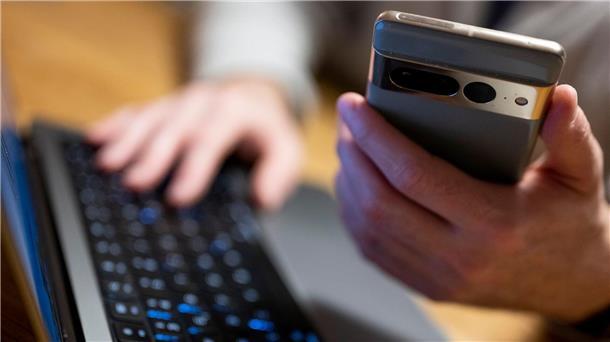 Sicher per Handy bezahlen? Neue Technik für Online-Shopping Eine Initiative europäischer Mobilfunkkonzerne will das Online-Bezahlen vereinfachen.