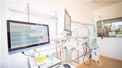 Eine Intensivbehandlungseinheit mit Überwachungsmonitoren, Beatmungsgerät und Medikamentenpumpen für die Behandlung von Patienten auf der Intensivstation im Klinikum Reinkenheide.