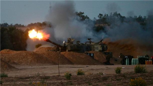 Eine israelische Panzerhaubitze feuert eine Granate ab.