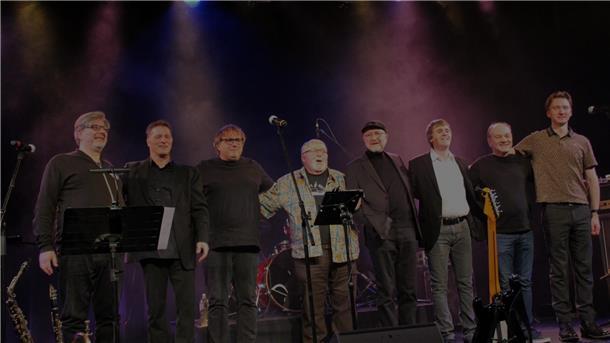Musikgruppe Gerths Bagaasch steht Seite an Seite auf der Bühne